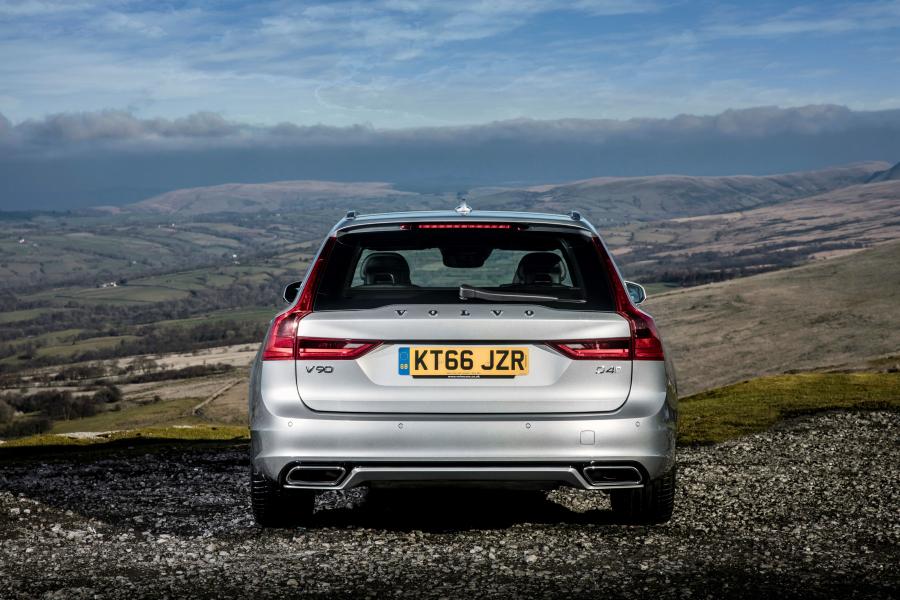 Volvo V90 D4 R-Deisgn 2017 года  (UK) (фото 3 из 40)